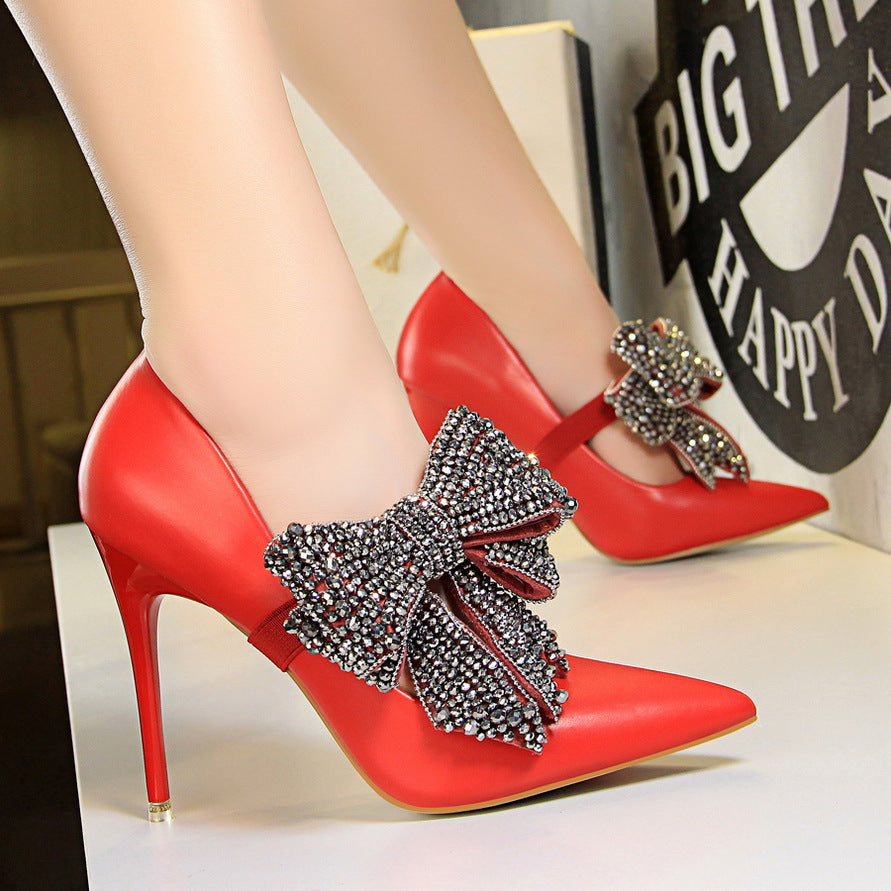 Single high heels with rhinestone bow